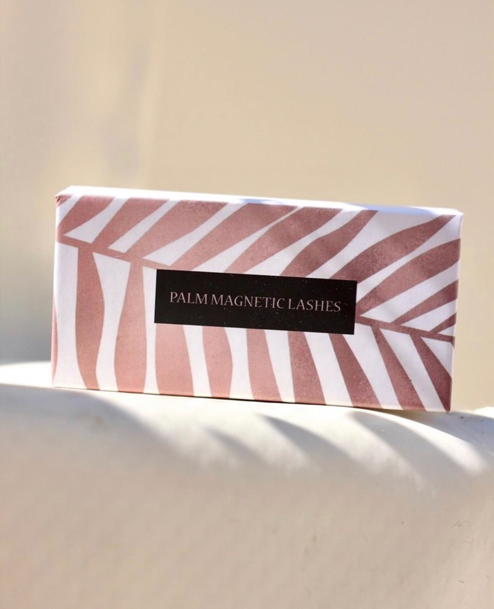 Social Lashes palm magnetic