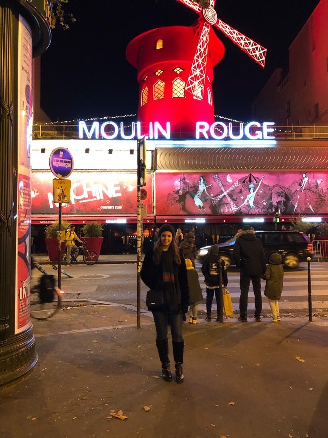 Place Moulin Rouge