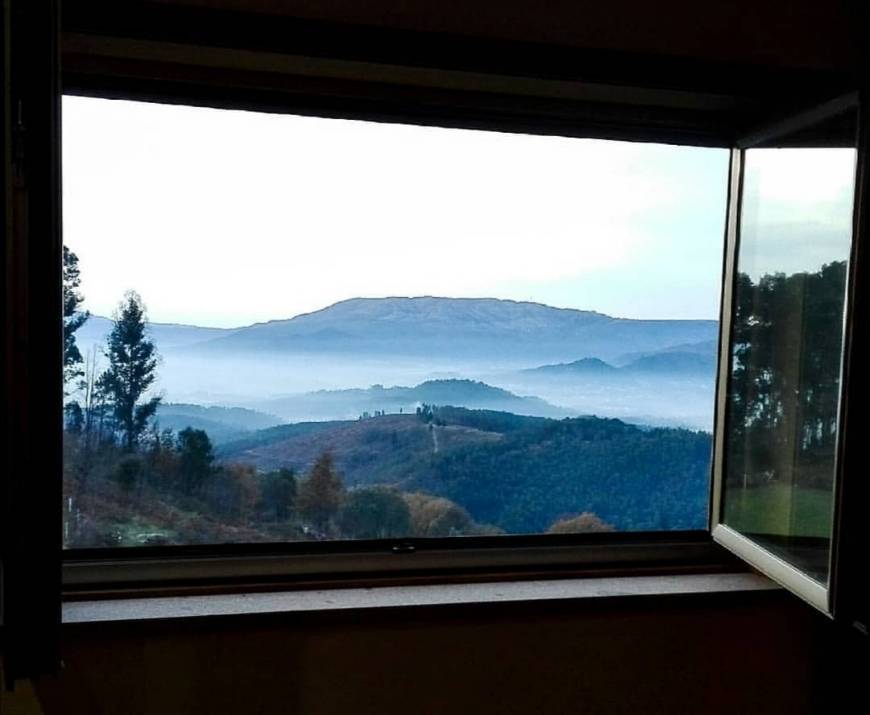 Vista por uma janela 