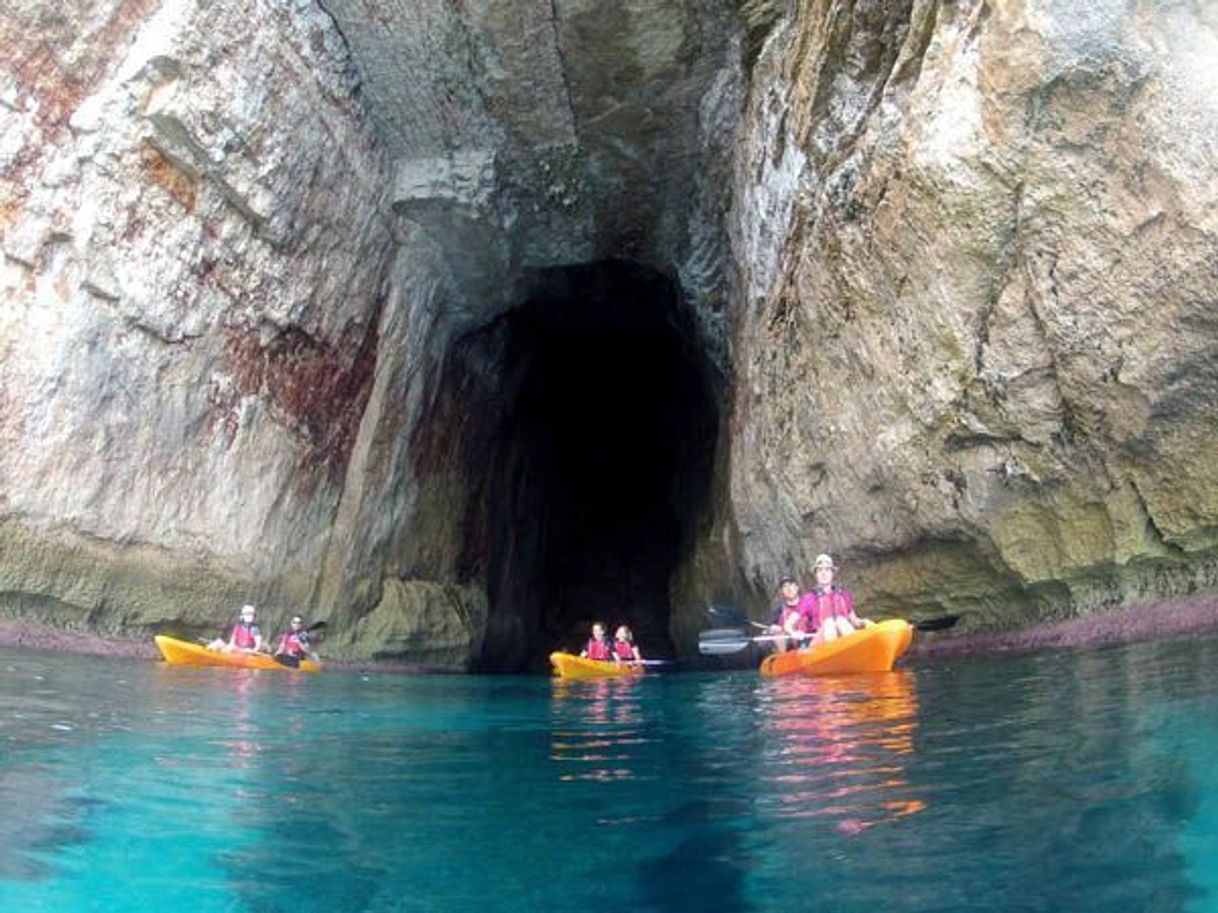 Moda Tour en kayak por las cuevas de Cala en Porter de Menorca