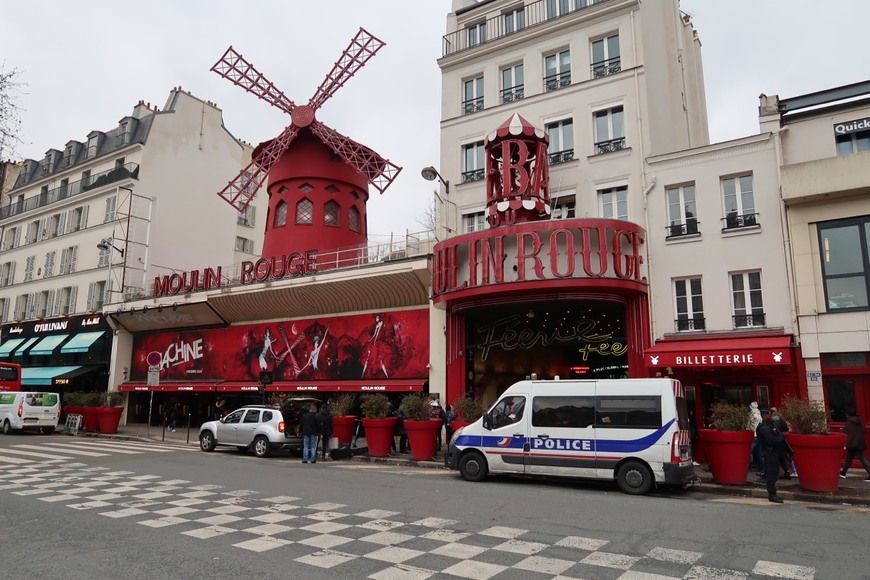 Place Moulin Rouge