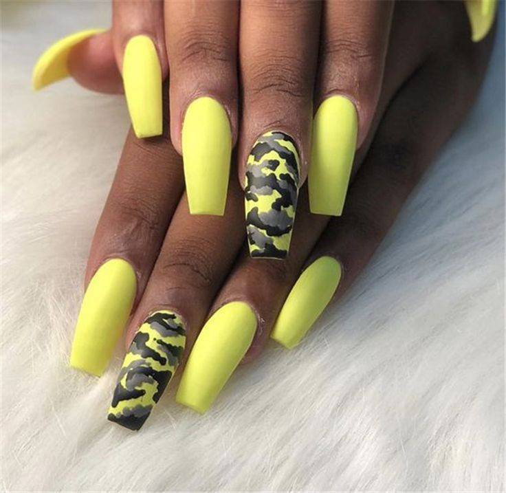 Moda Yellow nails 