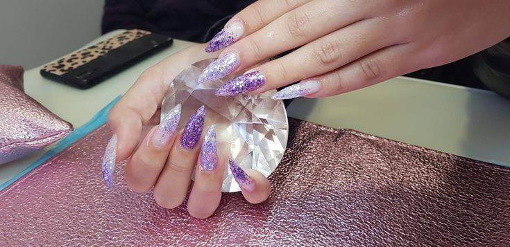 Moda Purple nails 