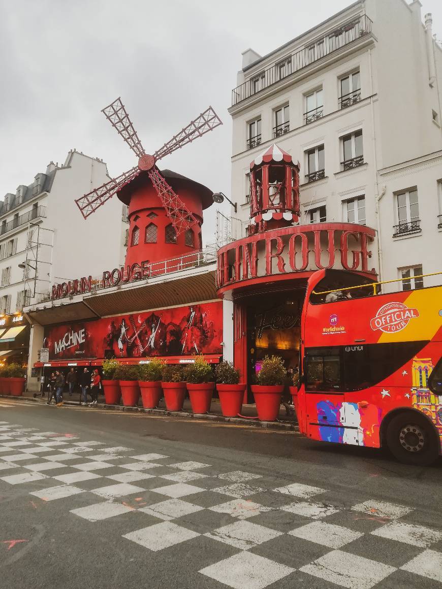 Place Moulin Rouge