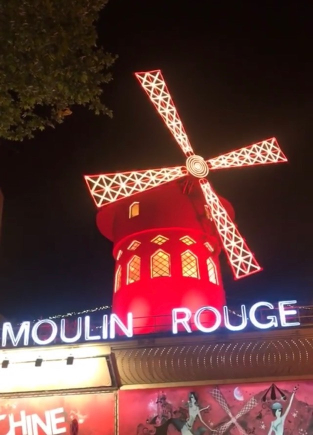 Place Moulin Rouge