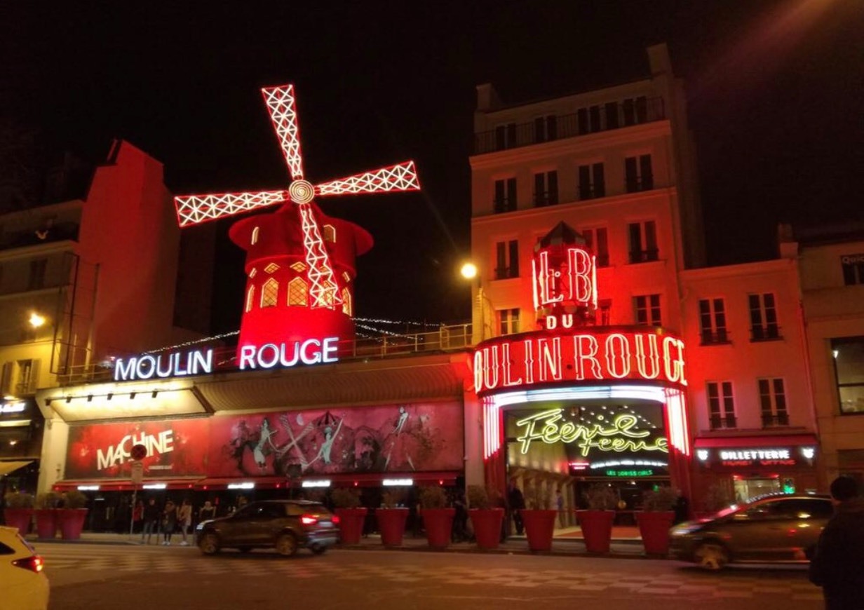 Place Moulin Rouge