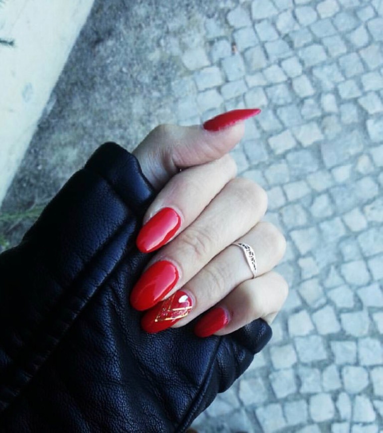 Moda Red nails