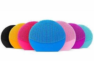 LUNA play plus de FOREO es el cepillo facial recargable de silicona