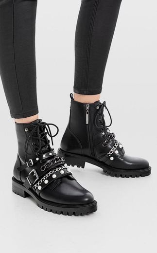 Botins rasos biker com pérolas