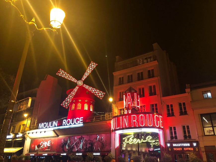 Place Moulin Rouge