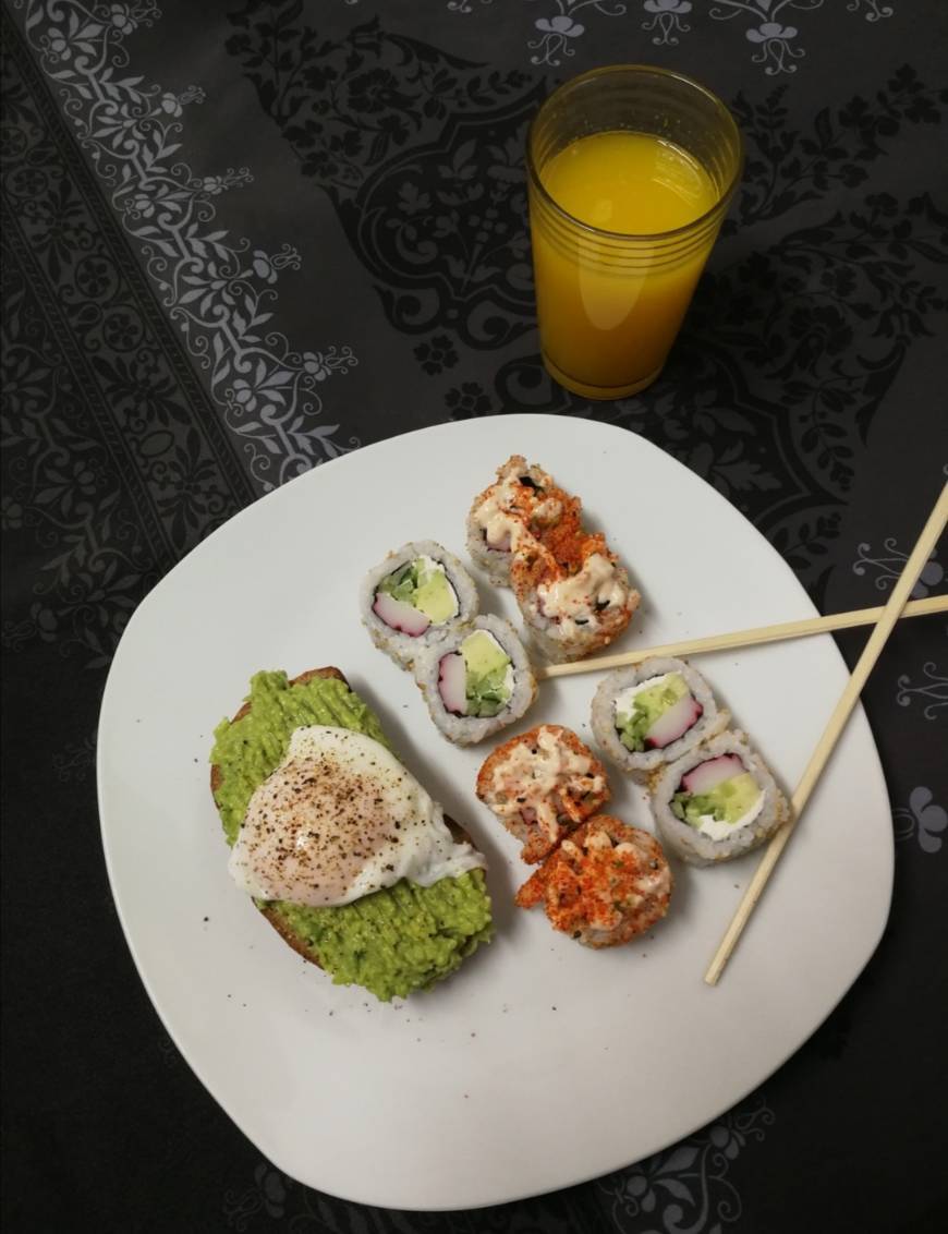 Brunch - sushi veggie e tosta de abacate
