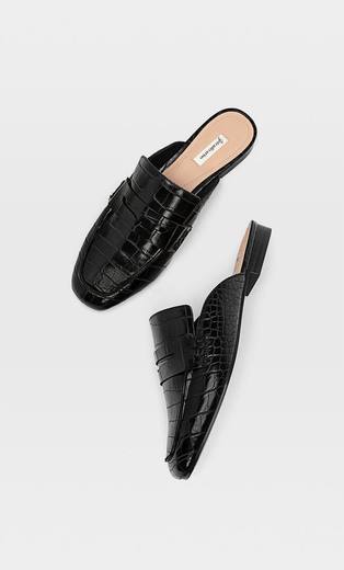 Mocassins Mules com gravado em preto