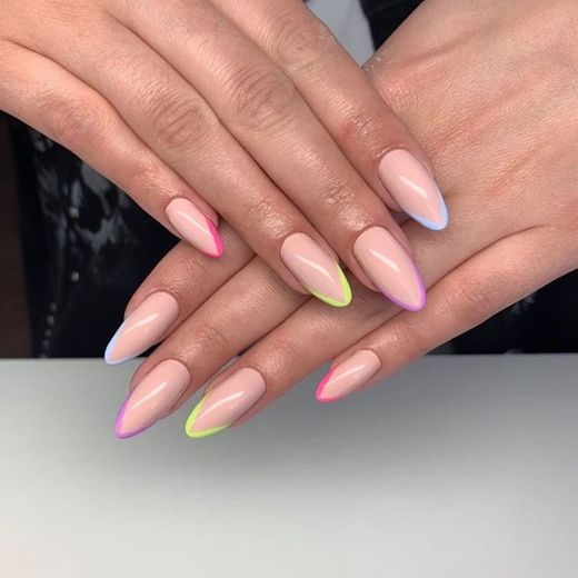 Manicura francesa de colores