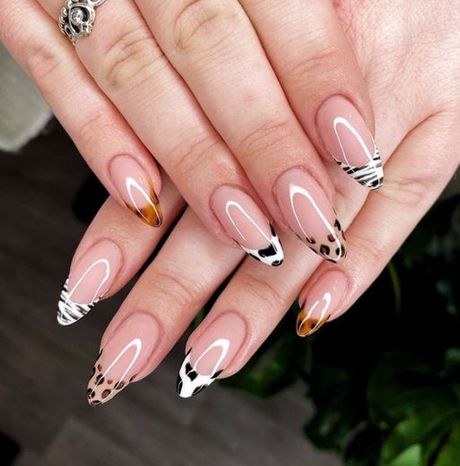 Manicura francesa con animal print 