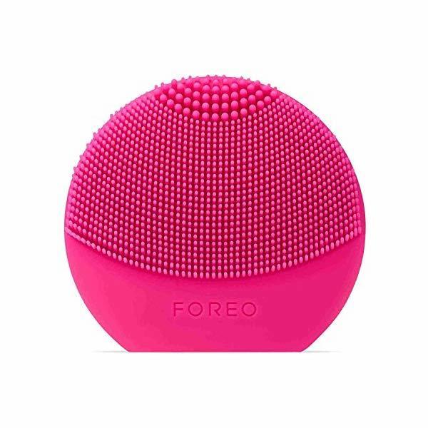 Belleza LUNA Play Plus de FOREO es el cepillo facial recargable de silicona