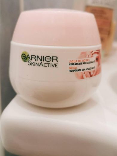 Garnier Skin Active Crema Calmante con Agua de Rosas, piel sensible