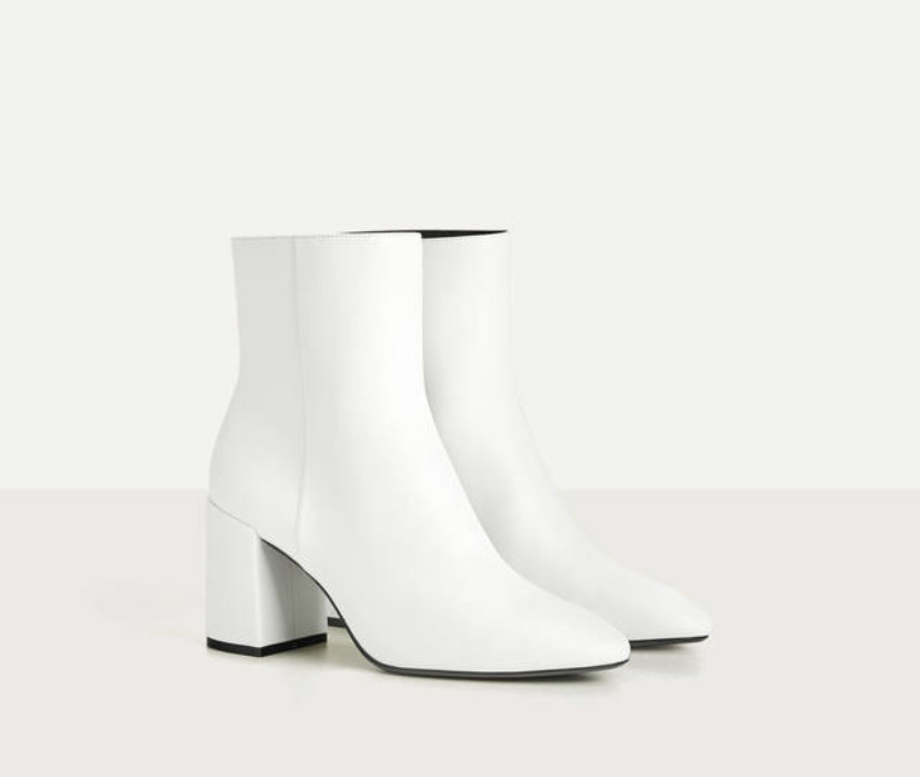Botins brancos com tacão 