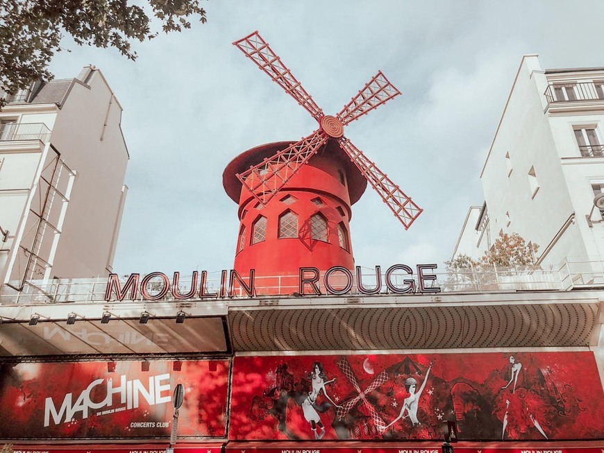 Place Moulin Rouge