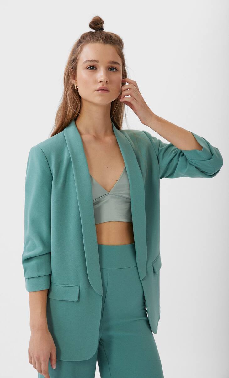 Moda Blazer verde manga franzida Stradivarius