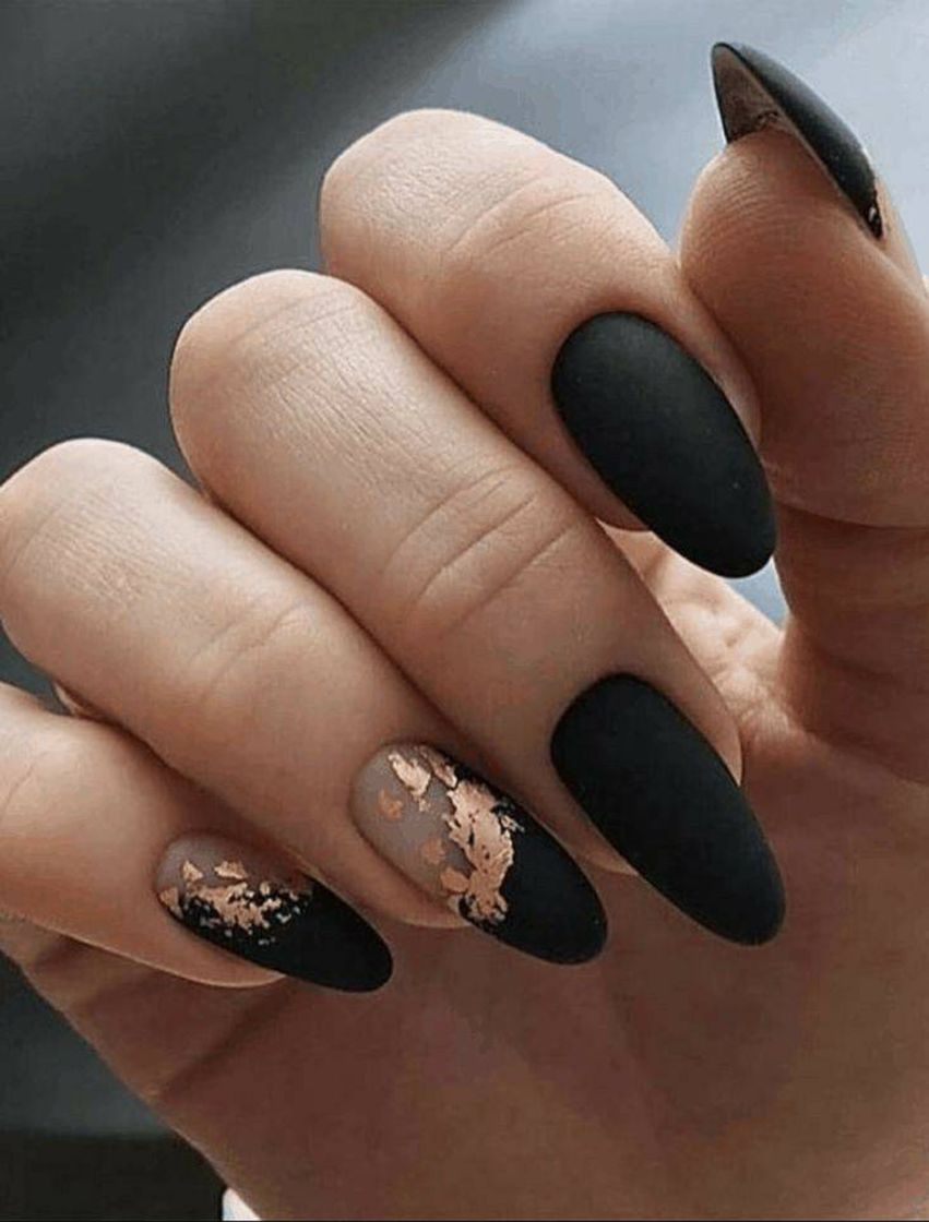 Fashion Unhas preto e dourado 