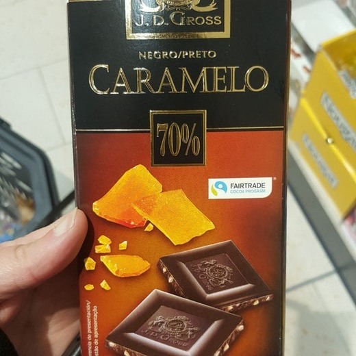 Chocolate preto com pedaços de caramelo