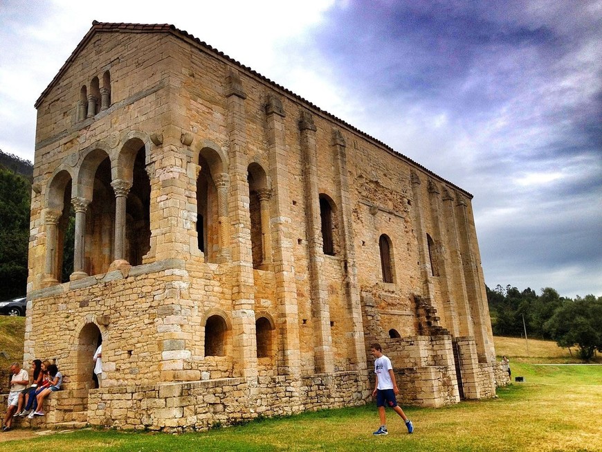 Place Santa María del Naranco. Prerrománico Asturiano