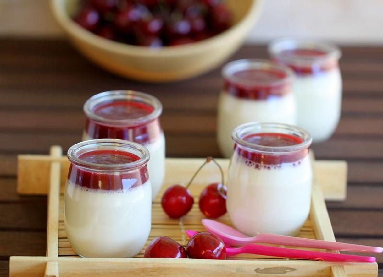 Fashion Panna cotta de chocolate blanco con coulis de cerezas.