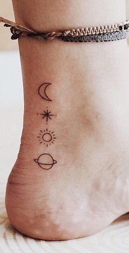 Tattoo lua, estrela, sol e planeta 