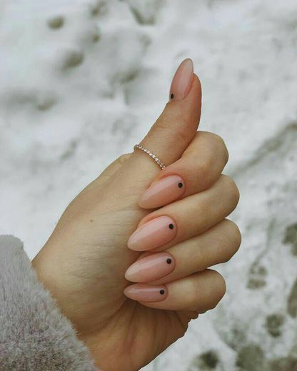 Dot nails
