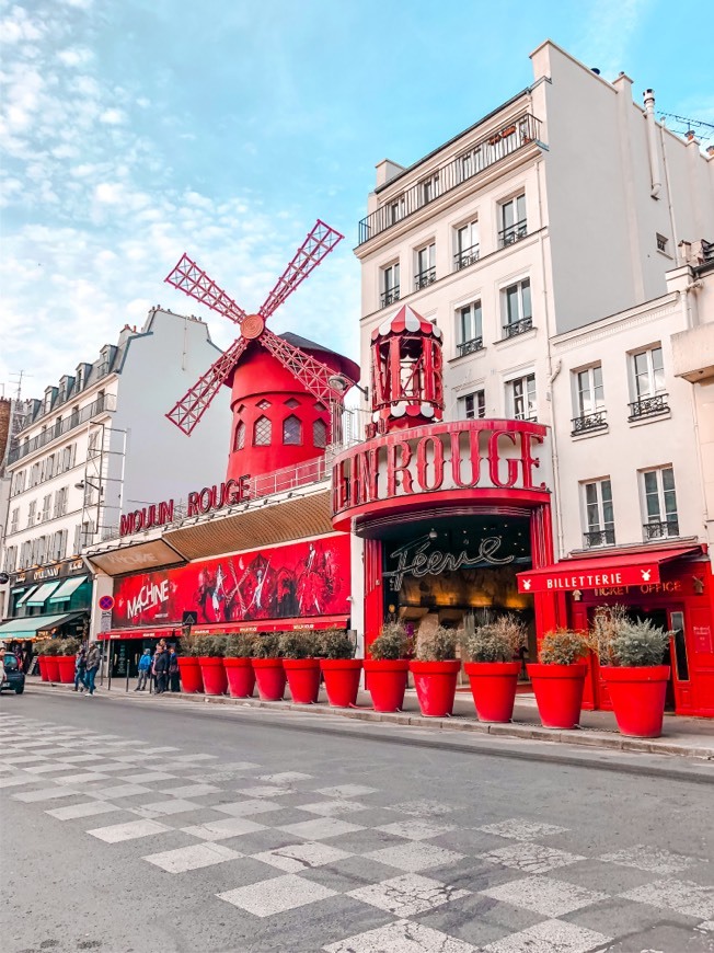 Place Moulin Rouge