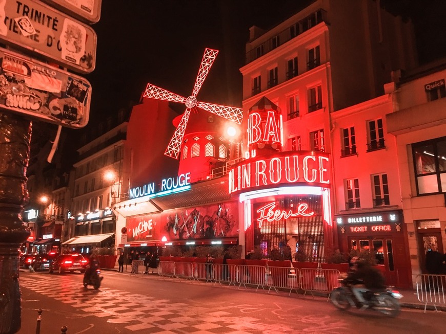 Place Moulin Rouge