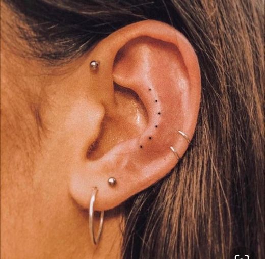 piercing na orelha + tatto