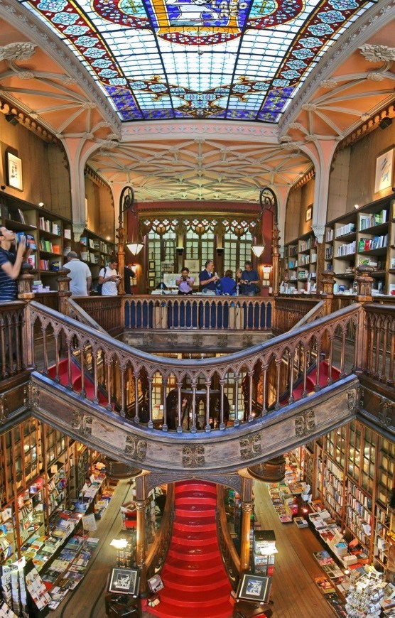 Fashion Escadaria livraria lello