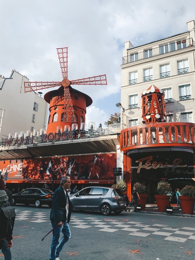 Place Moulin Rouge