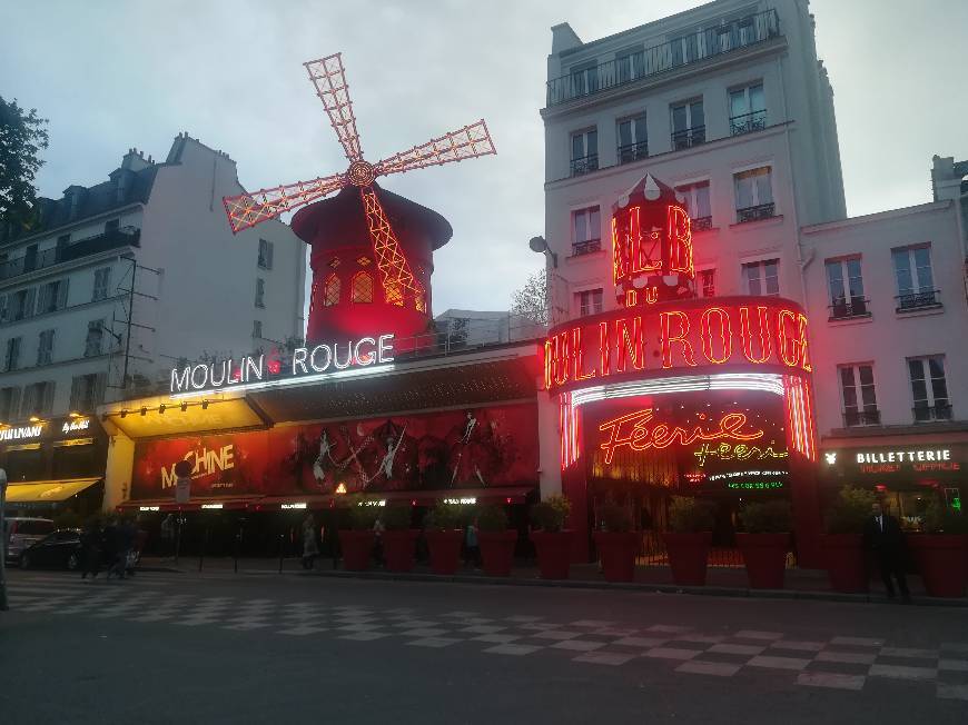 Place Moulin Rouge