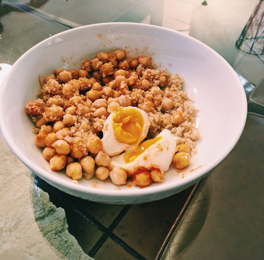 Moda Quinoa com Grão de bico e Ovo escalfado