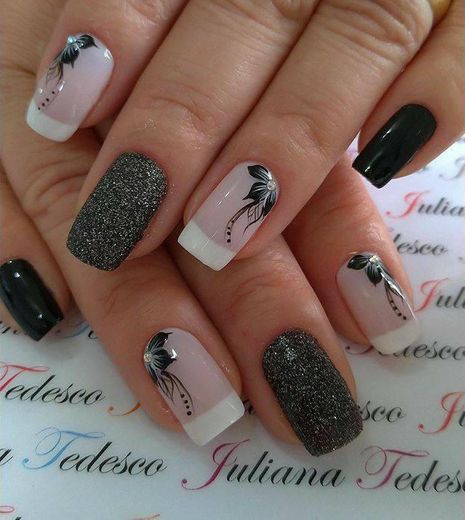 Unhas de gel manicure francesa com um toque negro