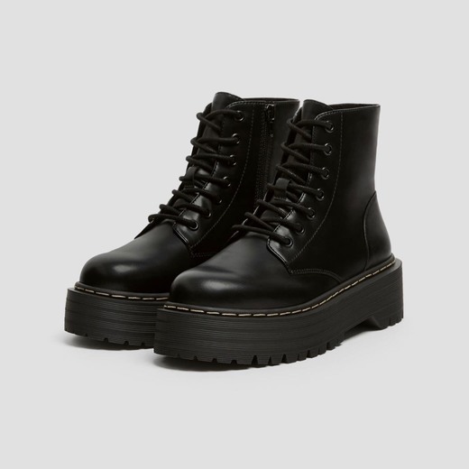 Botas pretas estilo DrMartens