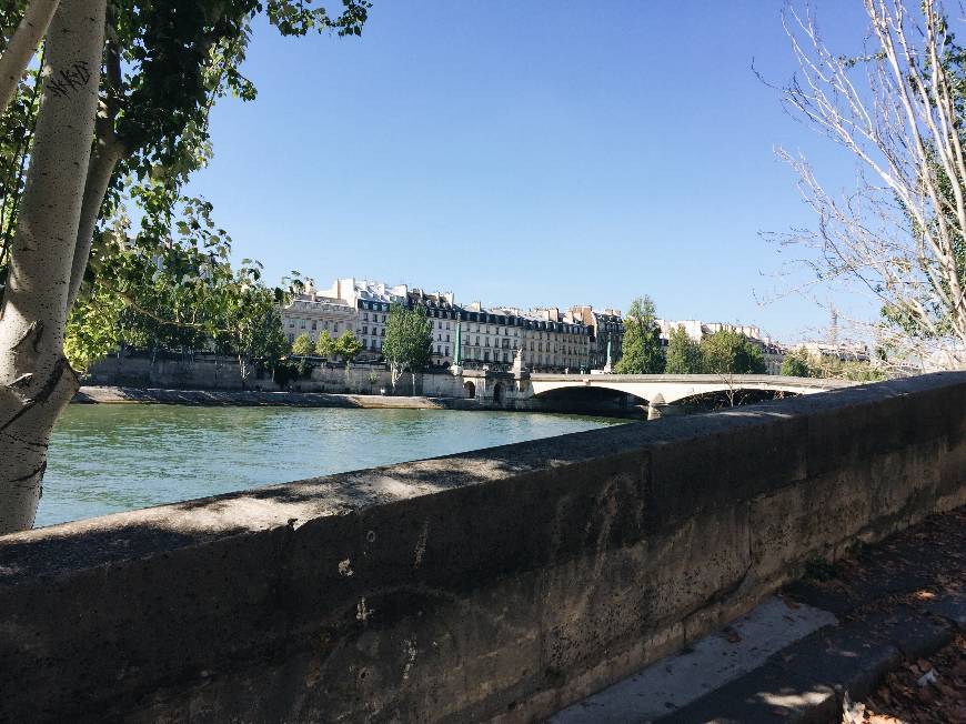 Place Quai François Mitterrand