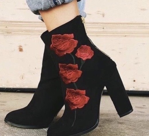 Botas com rosas estampadas 😍