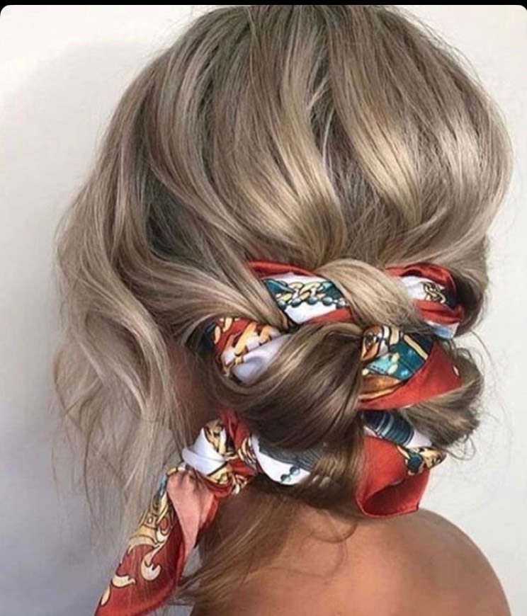 Fashion O penteado que mais gosto com um acessório lindo! 