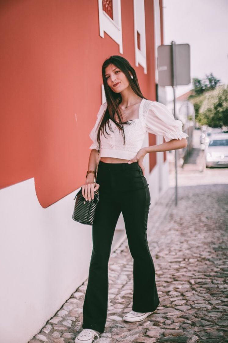 Moda Crop top branco com pérolas e bordados 