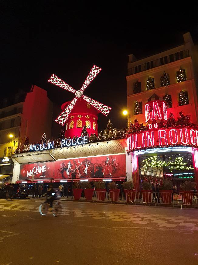 Place Moulin Rouge