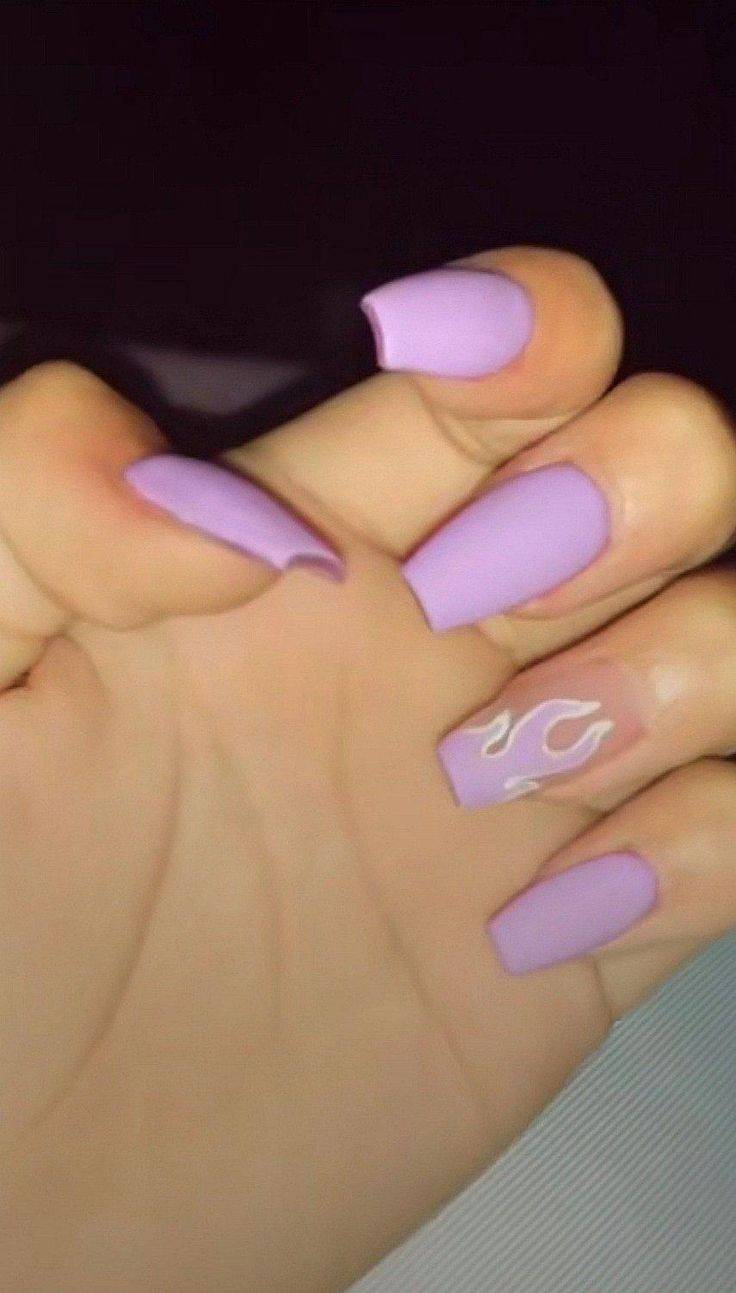 Moda unhas roxo pastel com chamas