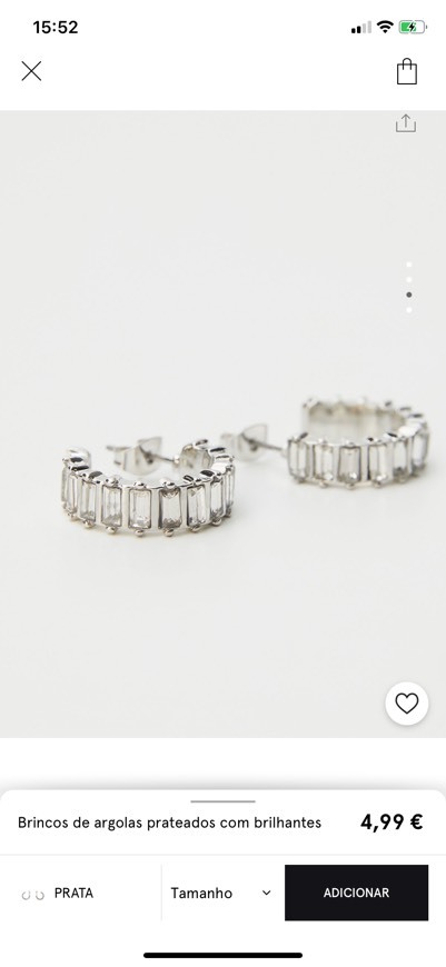 Brincos de argolas prateadas com brilhantes 