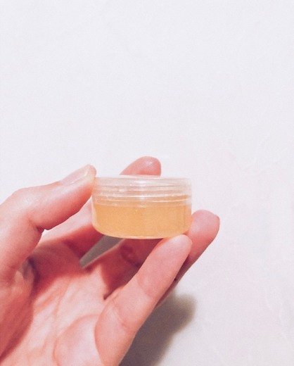 Esfoliante labial caseiro de mel e açúcar 