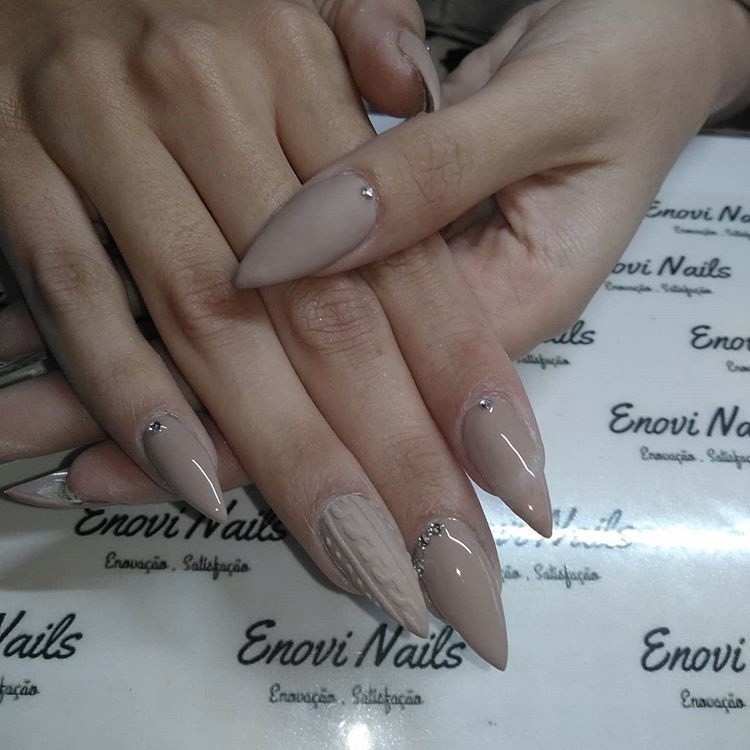 Place Enovi Nails 