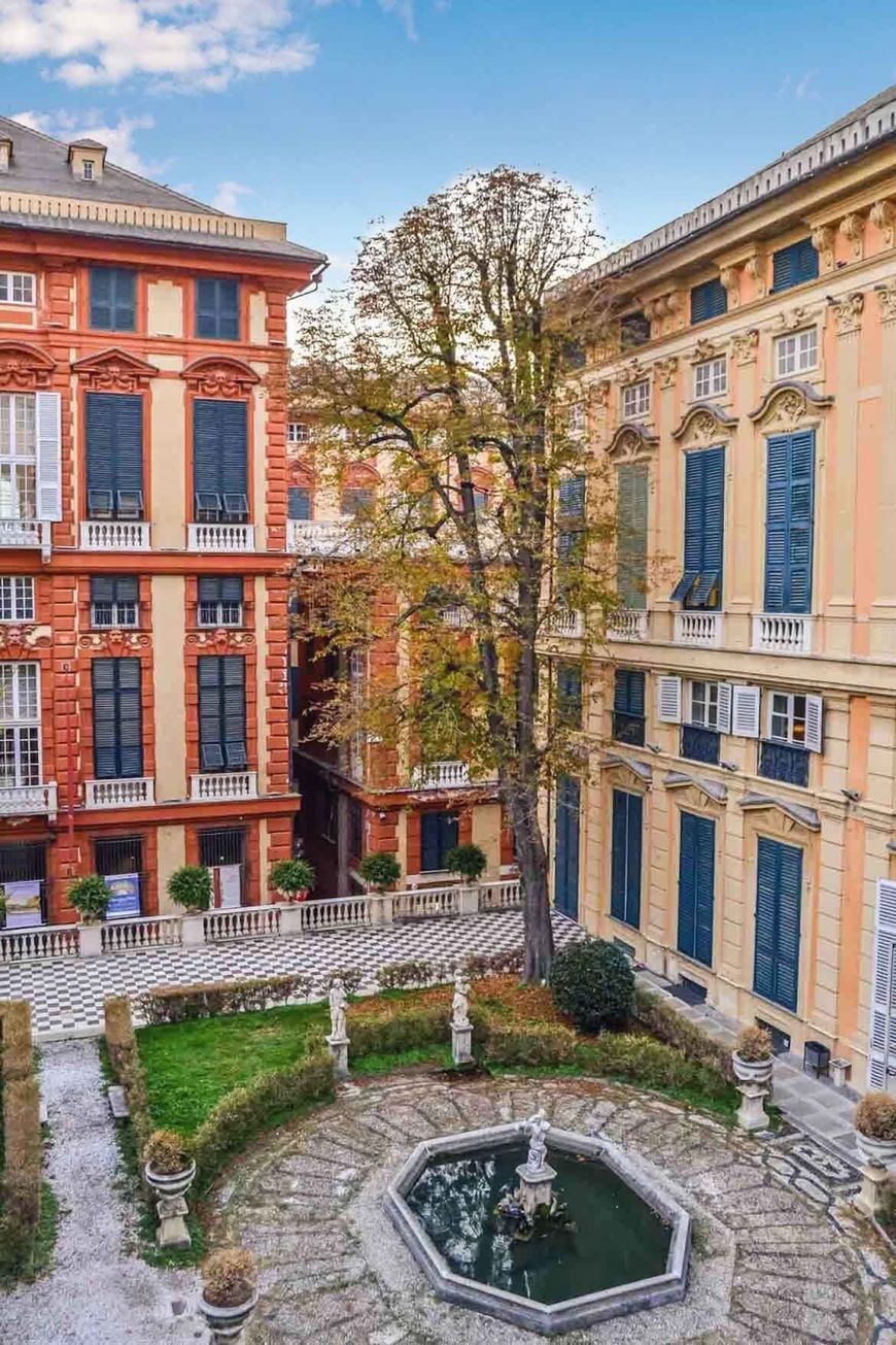 Place Cortile Genova