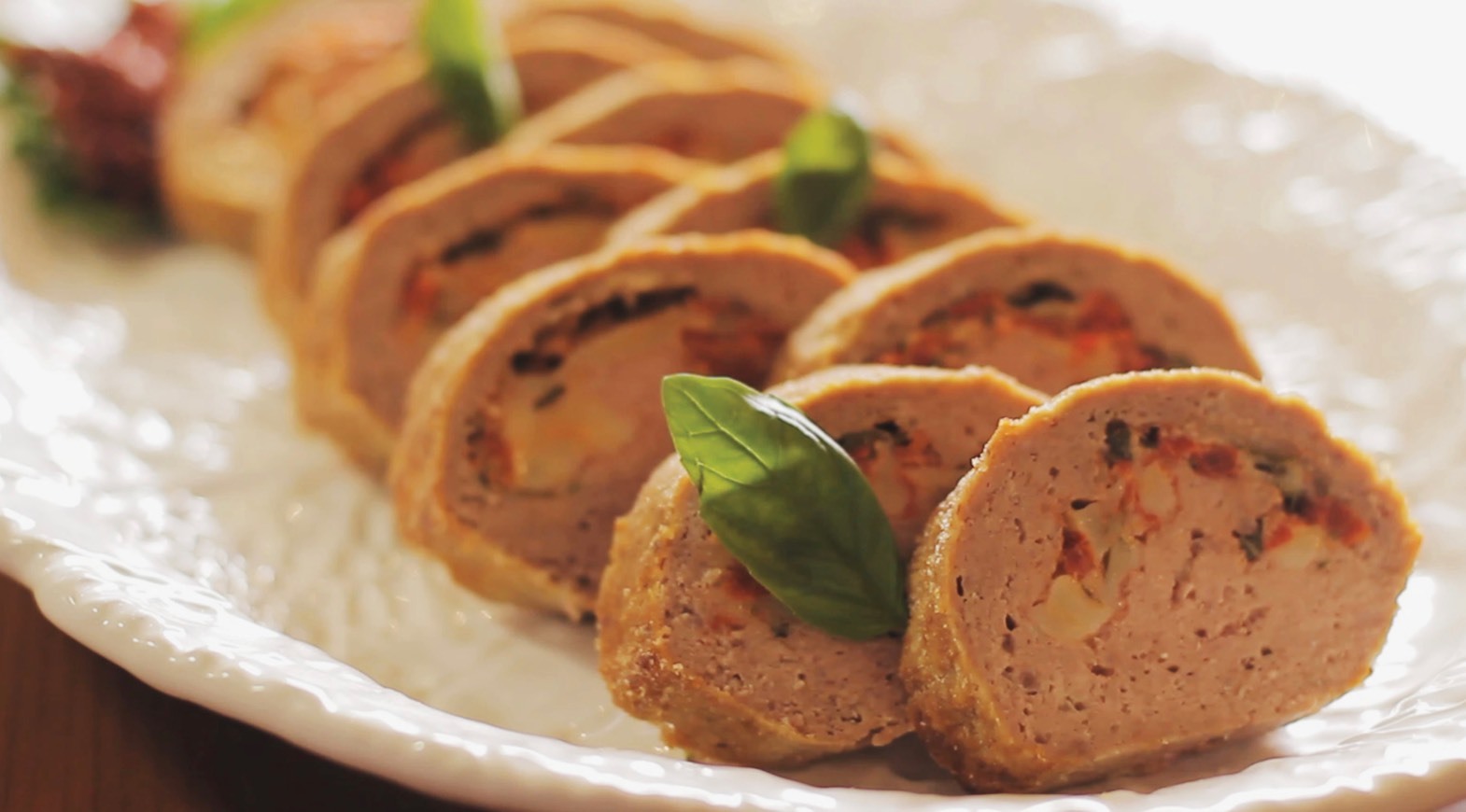 Moda Rolo de Carne com Queijo, Manjericão e Tomate Seco