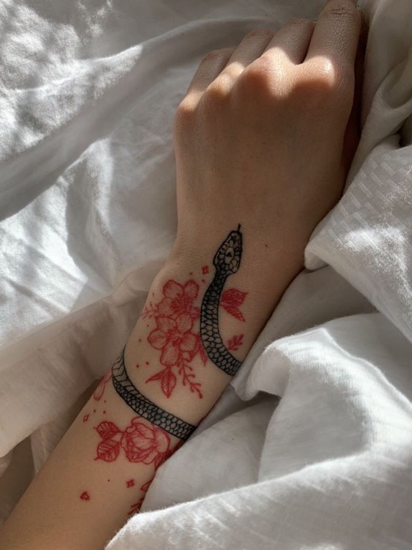 Tatto de cobra no pulso